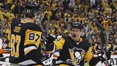 Sidney Crosby a Jake Guentzel se radují z gólu Pittsburghu.