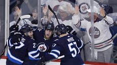 Nikolaj Ehlers, Patrik Laine a Tyler Myers slaví gól Winnipegu.