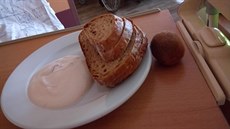 Chléb s paprikovou pomazánkou a broskví k snídani. Rehabilitaní ústav Hrabyn.