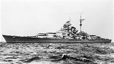 Tirpitz byla sesterská lo Bismarcku potopená spojenci 150 kilometr severn od...