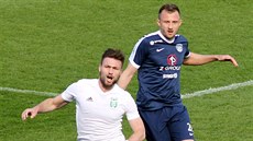 Stoper fotbalového Slovácka Jií Krejí (vpravo) a útoník Karviné Tomá Wágner.
