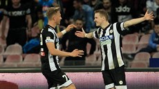 Jakub Jankto (vpravo) z Udinese se raduje z gólu se spoluhráem a krajanem...