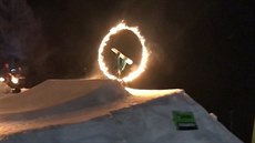 Snowbordista shodil hlavou ohnivý kruh