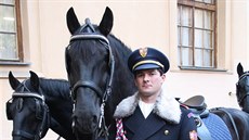 Jednoho z koní na pohbu Václava Havla sedlal také mistr opratí Jií Nesvail.