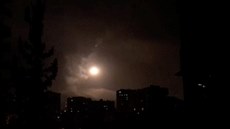 Syrská protivzduná obrana pálí na stely spojenc v Damaku. (14.4.2018)
