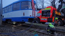 Vykolejenou tramvaj museli hasii vrátit na koleje pomocí vyproovacího...