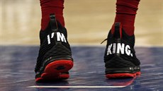 LeBron James z Clevelandu si na zápas v New Yorku obul boty, kterými ujiuje,...