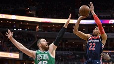 Otto Porter Jr. (vpravo) z Washingtonu stílí na bostonský ko pes Arona...