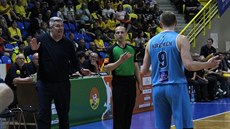 Michal Kemen z Olomoucka pijímá pokyny od svého trenéra Predraga Benáka.