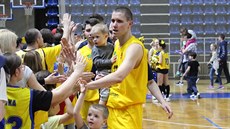 Ludk Jureka a dalí hrái Opavy oslavují s fanouky výhru nad Olomouckem.
