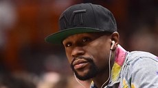 Boxerský ampion Floyd Mayweather Jr. sleduje zápas NBA mezi týmy Miami a...