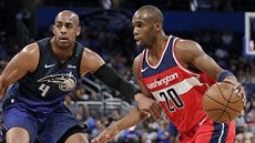 Jodie Meeks (vpravo) z Washingtonu uniká Arronu Afflalovi z Orlanda.