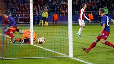 Petr ech (v oranovém) z Arsenalu práv inkasoval v zápase s CSKA Moskva.