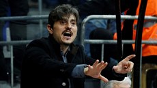 Dimitris Janakopulos, majitel Panathinaikosu Atény, se vzteká během zápasu s...