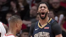 Anthony Davis (vpravo) z New Orleans se raduje bhem zápasu s Portlandem, vedle...