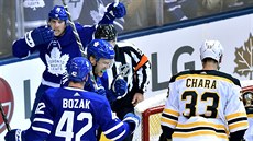 Mitchell Marner, Tyler Bozak a James van Riemsdyk (zleva) z Toronta oslavují...