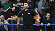 Antonín Pitcký, trenér ústeckých basketbalist, se raduje z trefy proti...