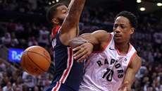 DeMar DeRozan (vpravo) z Toronta p�ihrává kolem Markieffa Morrise z Washingtonu.