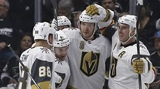 Hokejisté Vegas oslavují gól proti Los Angeles. Trefil se Brayden McNabb (druhý...