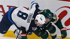 Jacob Trouba (vlevo) z Winnipegu a Tyler Ennis z Minnesoty bojují u mantinelu.