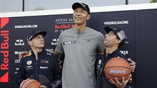 I �ien-lien se coby host velké ceny �íny formule 1 fotí s Maxem Verstappenem...