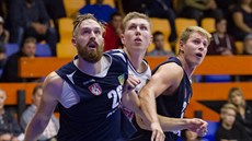 Alex Madsen (uprostřed) z USK Praha mezi Jakubem Krakovičem (vlevo) a Lukášem...