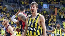 Jan Veselý z Fenerbahce oslavuje svou sme do koe Baskonie.