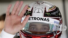 Lewis Hamilton mává fanoukm po tréninku na Velkou cenu íny formule 1.