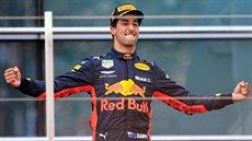 Daniel Ricciardo z Red Bullu slaví triumf na Velké ceně Číny.