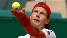 Tomá� Berdych servíruje v prvním kole turnaje v Monte Carlu.