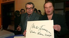 Hvězdné ruce. Miloš Forman spolu s některými kolegy zvěčnil své dlaně před lety...