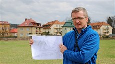 Místostarosta Petr Kesner p�edstavuje plány radnice v Hostinném na výstavbu...