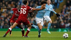 ZA ÁDNOU CENU NESMÍ PROJÍT. Trent Alexander-Arnold z Liverpoolu se snaí...