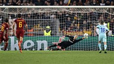 KAPITÁN PROM��UJE. Daniele De Rossi z AS �ím p�ekonává z penalty barcelonského...
