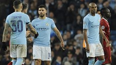 Zklamaní fotbalisté Manchesteru City po vyazení ze tvrtfinále Ligy mistr s...