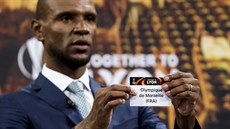 Eric Abidal, bývalý francouzský obránce a ambasador finále v Lyonu, drí bhem...