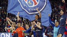 ZNOVU MISTRY. Fotbalisté Pa�í�e se radují ze zisku francouzského titulu, pátého...