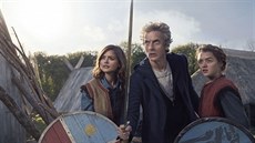 Jenna Colemanová, Peter Capaldi a Maisie Williamsová v seriálu Pán asu (2015)