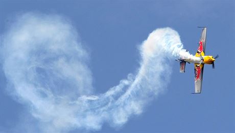 Akrobatick vystoupen vicemistra svta Red Bull Air Race Martina onky (28....