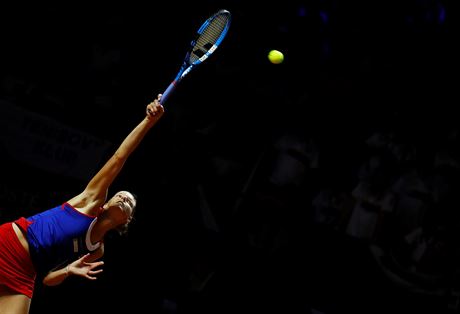 Tenistka Karolna Plkov podv bhem semifinle Fed Cupu proti Nmecku.
