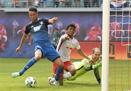 Mark Uth (Hoffenheim) stílí gól proti Lipsku.