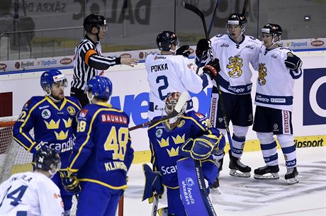 Hrái Finska slaví gól ve védské síti.