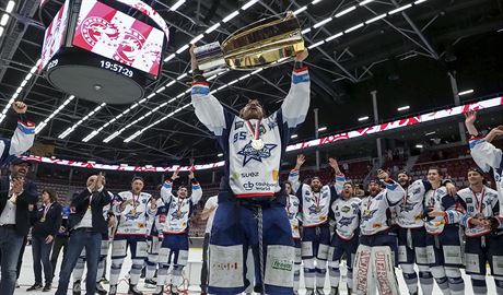 Alexandre Mallet zvedá Masarykv pohár nad hlavu. Kometa ovládla hokejovou...