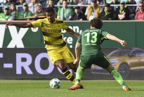 Manuel Akanji (Dortmund) se snaí obejít bránícího Miloe Veljkovie (Brémy).