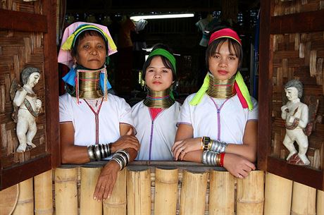 eny kmene Kayan v Barm byly proslaven krsou, vypadaly velmi exoticky a mui...