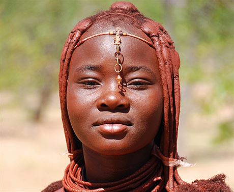 Kmen Himba ije i dnes podle prapvodnch zvyklost v nehostinnch, ale...