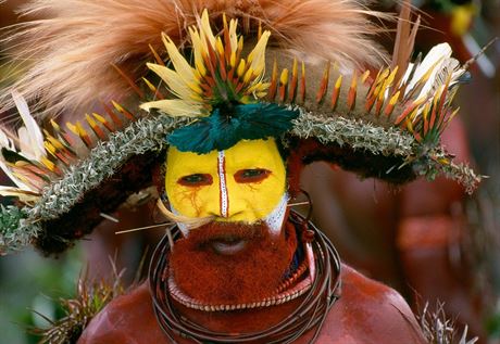 V Papui-Nov Guineji ije vce ne 800 kmen.