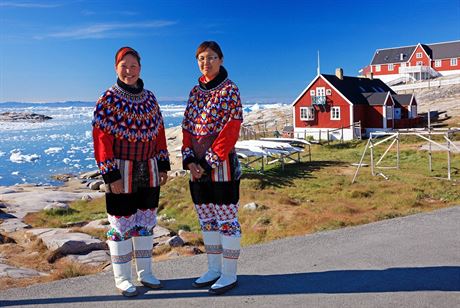 Inuit v Grnsku ij v krsnch barevnch domech.