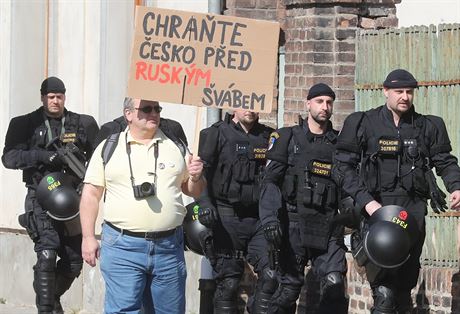 Demonstrace proti nvtv prezidenta Miloe Zemana na sjezdu KSM v Nymburku...
