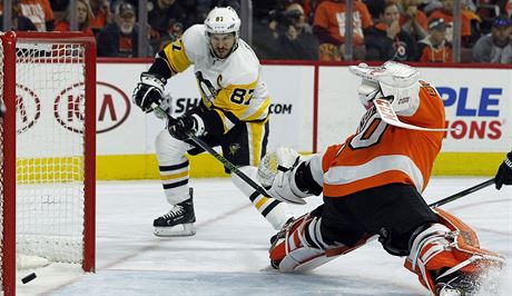 Sidney Crosby z Pittbsurghu pekonv branke Michala Neuvirtha z Philadelphie.